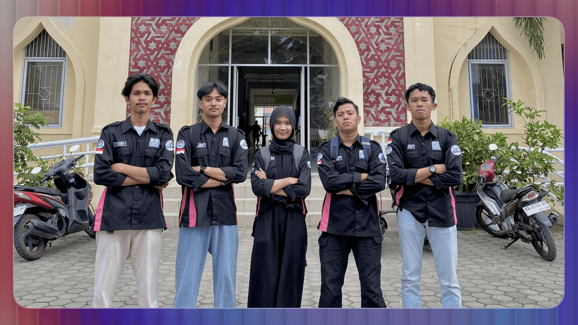 Foto bersama anggota kominfo HMTI ITP di gerabang SMKN5 kota Padang