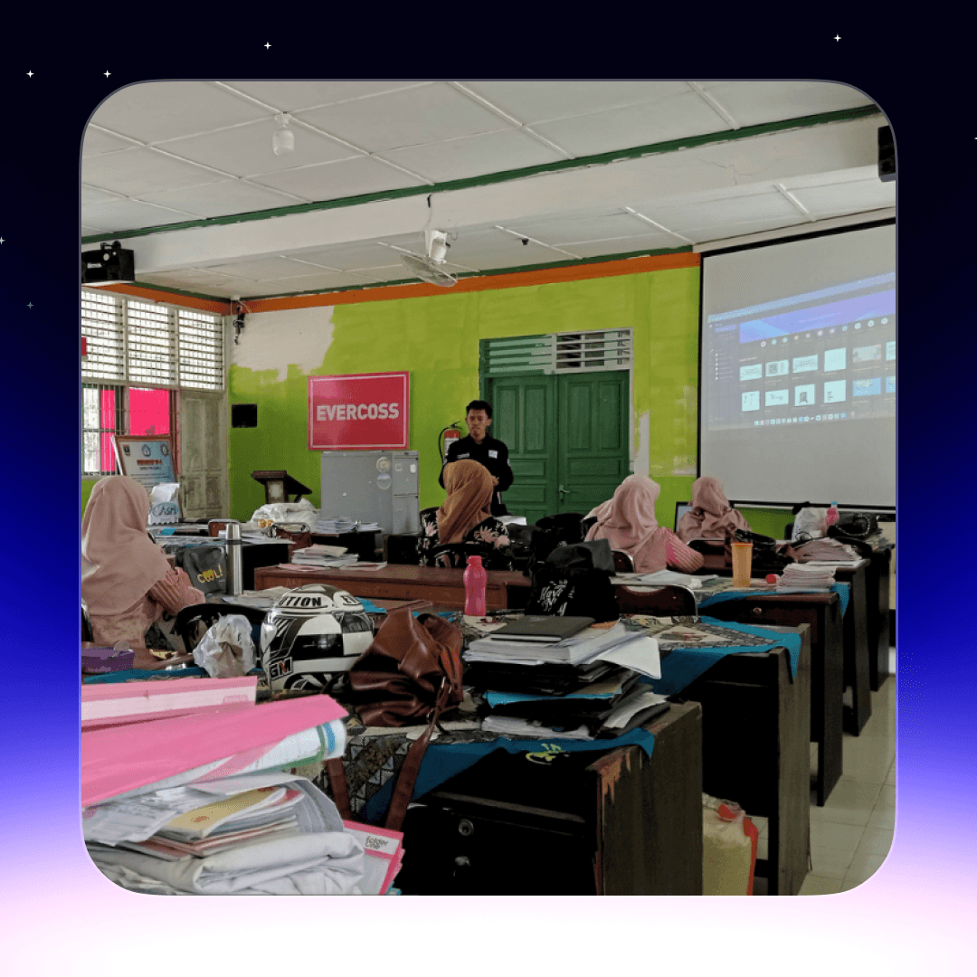 Bayu membawakan materi desain presentasi untuk para guru di SMKN 2 Guguak