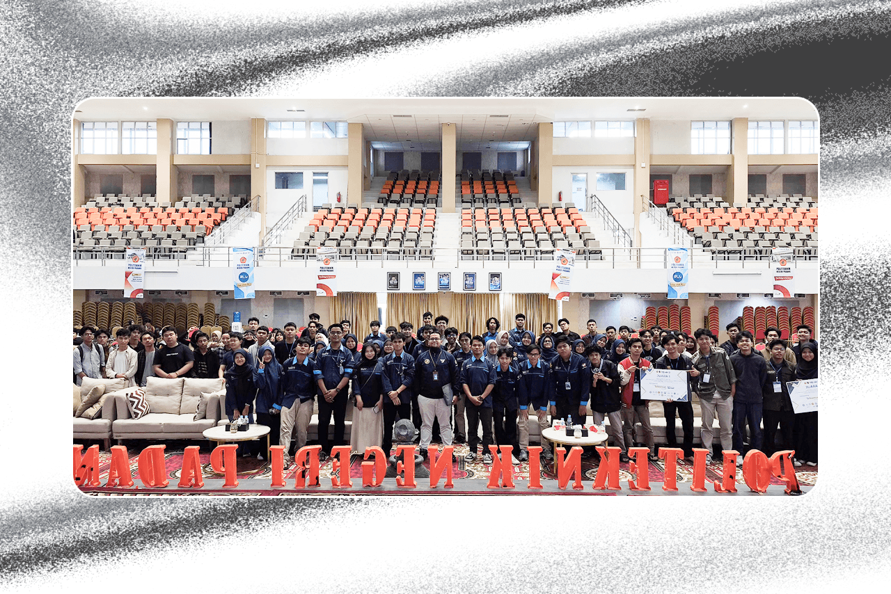 Foto bersama Seluruh Peserta dan Panitia di Hackathon 2024